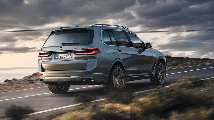 Imagine cu trei sferturi din partea frontală a BMW X7 G07 din prima generaţie staţionând Imagine cu trei sferturi din partea frontală a BMW Seria X BMW X7 G07 din prima generaţie staţionând