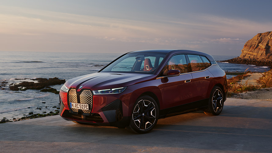 Imagine cu trei sferturi din partea laterală a BMW iX I20 din prima generaţie, staţionând Imagine cu trei sferturi din partea laterală a BMW Seria X BMW iX I20 din prima generaţie, staţionând