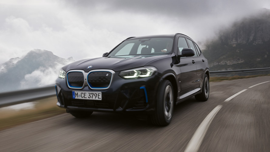 Imagine cu trei sferturi din partea laterală a BMW iX3 G08 din prima generaţie, staţionând Imagine cu trei sferturi din partea laterală a BMW Seria X BMW iX3 G08 din prima generaţie, staţionând