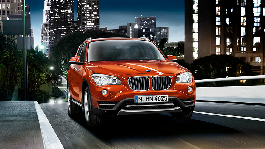 Imagine cu trei sferturi din partea frontală a BMW X1 E84 din prima generaţie pe stradă Imagine cu trei sferturi din partea frontală a BMW Seria X BMW X1 E84 din prima generaţie pe stradă