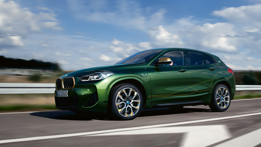 Imagine cu trei sferturi din partea frontală a BMW X2 F39 din prima generaţie pe stradă Imagine cu trei sferturi din partea frontală a BMW Seria X BMW X2 F39 din prima generaţie pe stradă