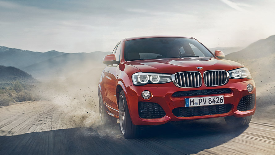 Imagine cu trei sferturi din partea frontală a BMW X4 F26 din prima generaţie în mers Imagine cu trei sferturi din partea frontală a BMW Seria X BMW X4 F26 din prima generaţie în mers
