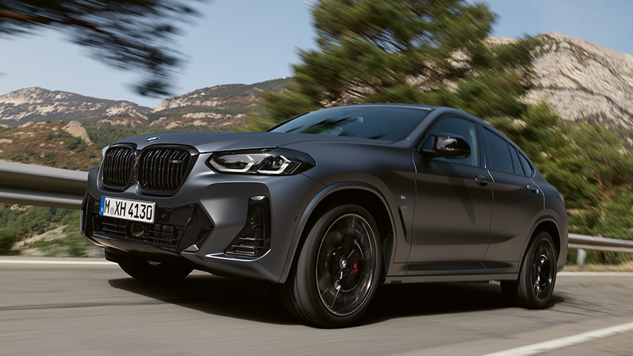 Imagine cu trei sferturi din partea laterală a BMW X4 G02 din a doua generaţie în mers pe stradă Imagine cu trei sferturi din partea laterală a BMW Seria X BMW X4 G02 din a doua generaţie în mers pe stradă