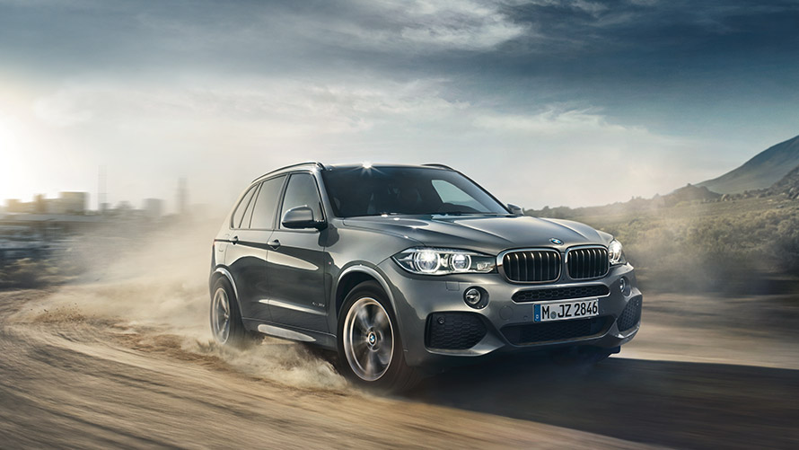 Imagine cu trei sferturi din partea frontală a BMW Seria X BMW X5 F15 din a treia generaţie în mers Imagine cu trei sferturi din partea frontală a BMW X5 F15 din a treia generaţie în mers