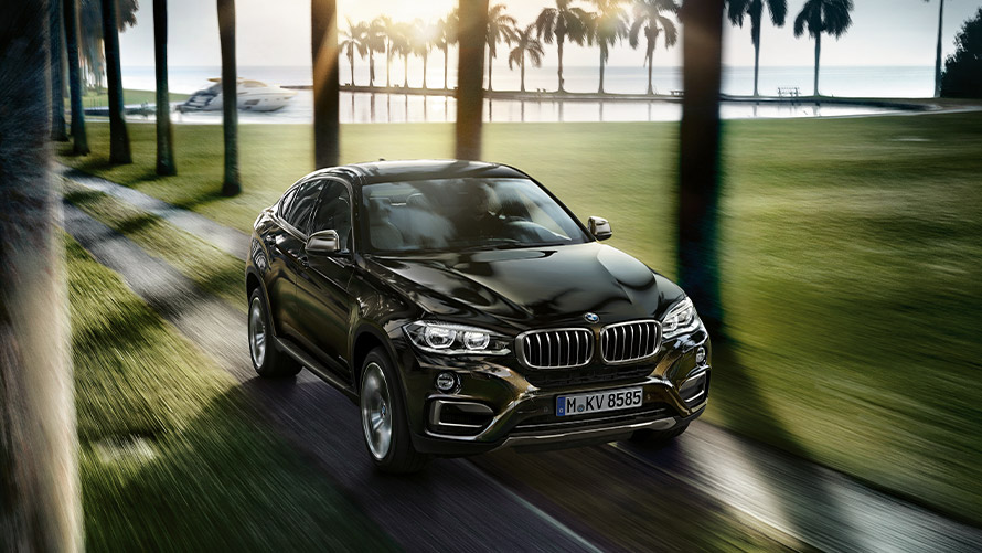 Imagine cu trei sferturi din partea frontală a BMW X6 F16 din a doua generaţie în mers Imagine cu trei sferturi din partea frontală a BMW Seria X BMW X6 F16 din a doua generaţie în mers