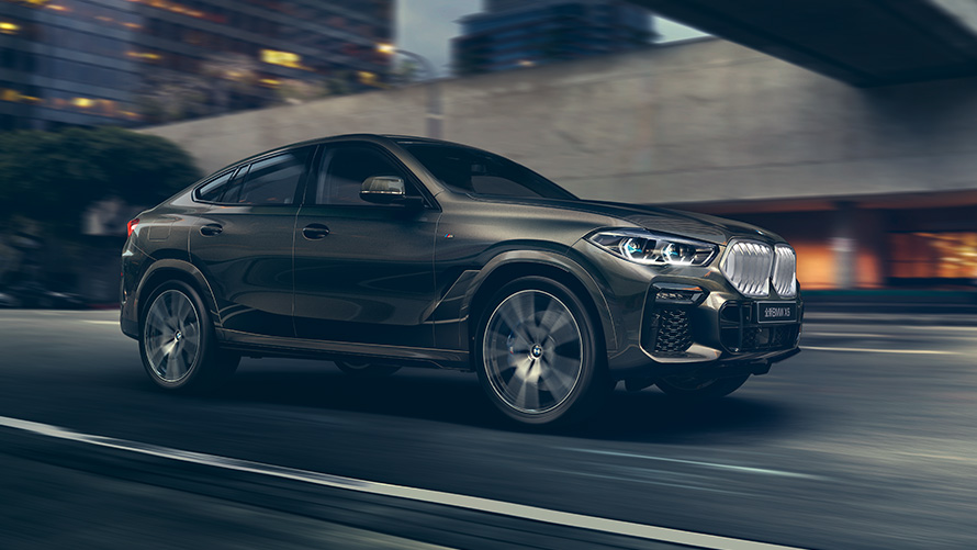 Imagine cu trei sferturi din partea laterală a BMW X6 G06 din a treia generaţie, staţionând Imagine cu trei sferturi din partea laterală a BMW Seria X BMW X6 G06 din a treia generaţie, staţionând