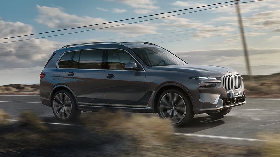 Imagine cu trei sferturi din partea frontală a BMW X7 G07 din prima generaţie staţionând Imagine cu trei sferturi din partea frontală a BMW Seria X BMW X7 G07 din prima generaţie staţionând