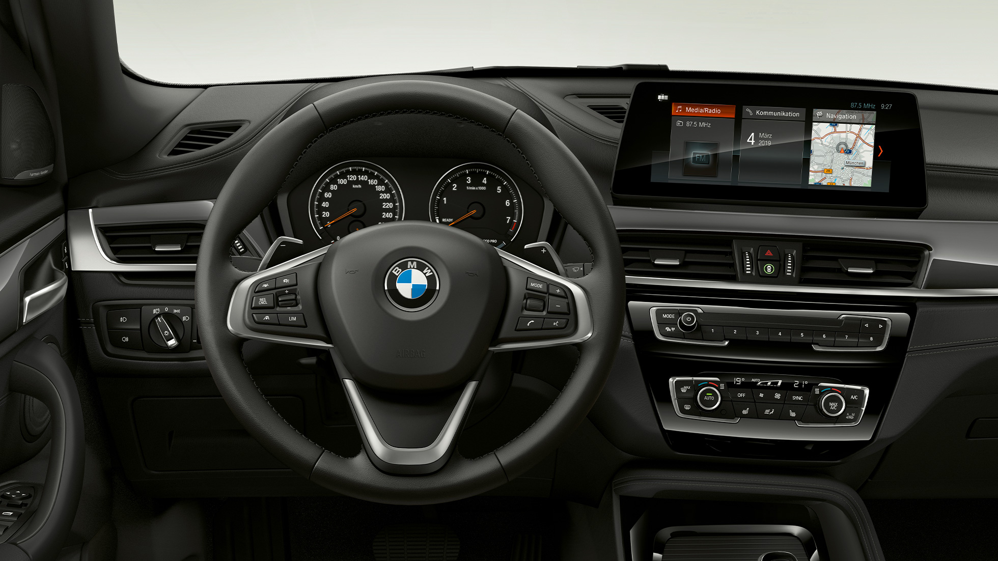 Interiorul BMW X1, Model xLine Interiorul BMW X1, Model xLine cu accent pe habitaclu
