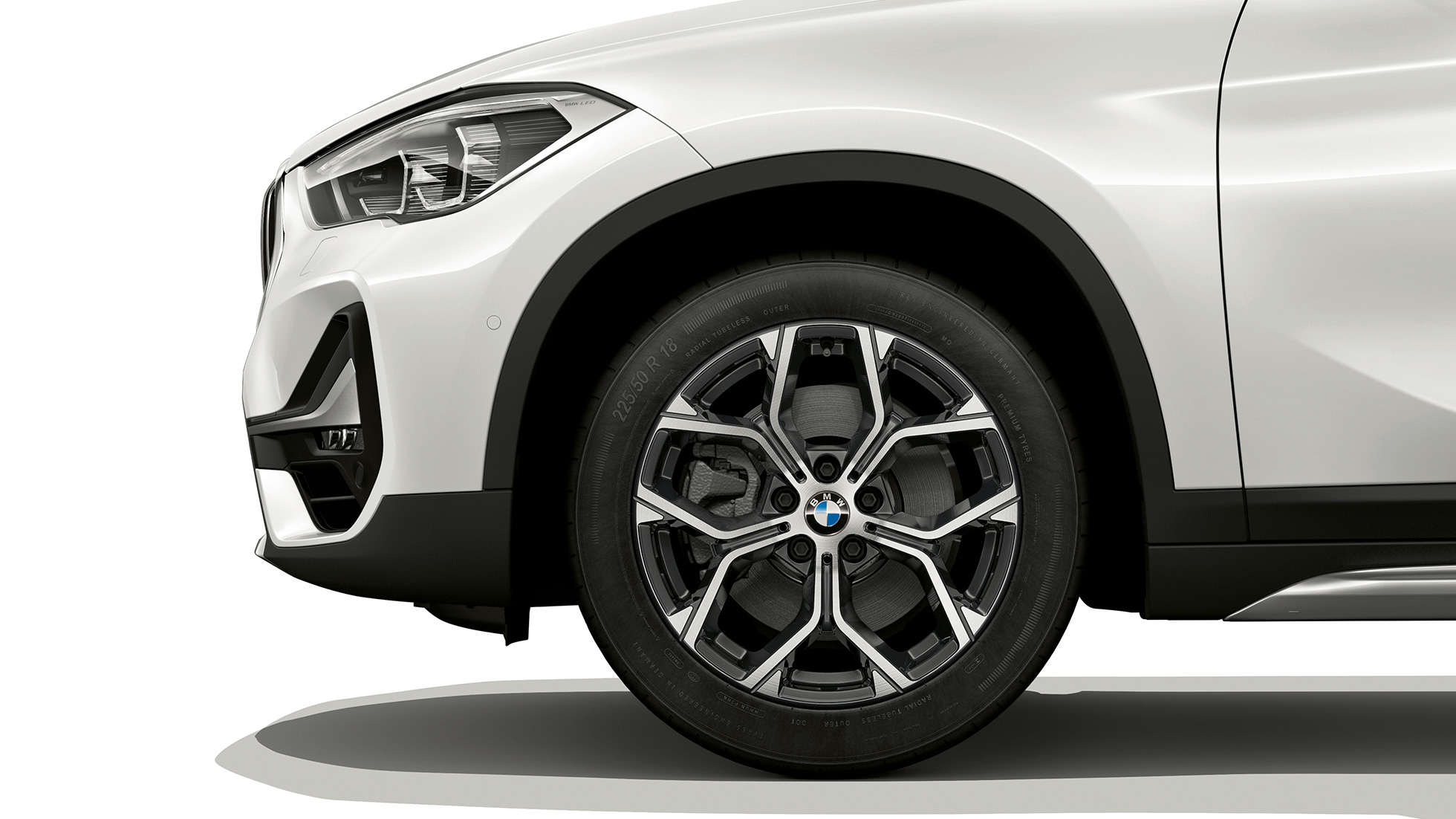 Jante din aliaj uşor, BMW X1, Model xLine Imagine din lateral cu BMW X1, Model xLine cu prim-plan pe jantele din aliaj uşor