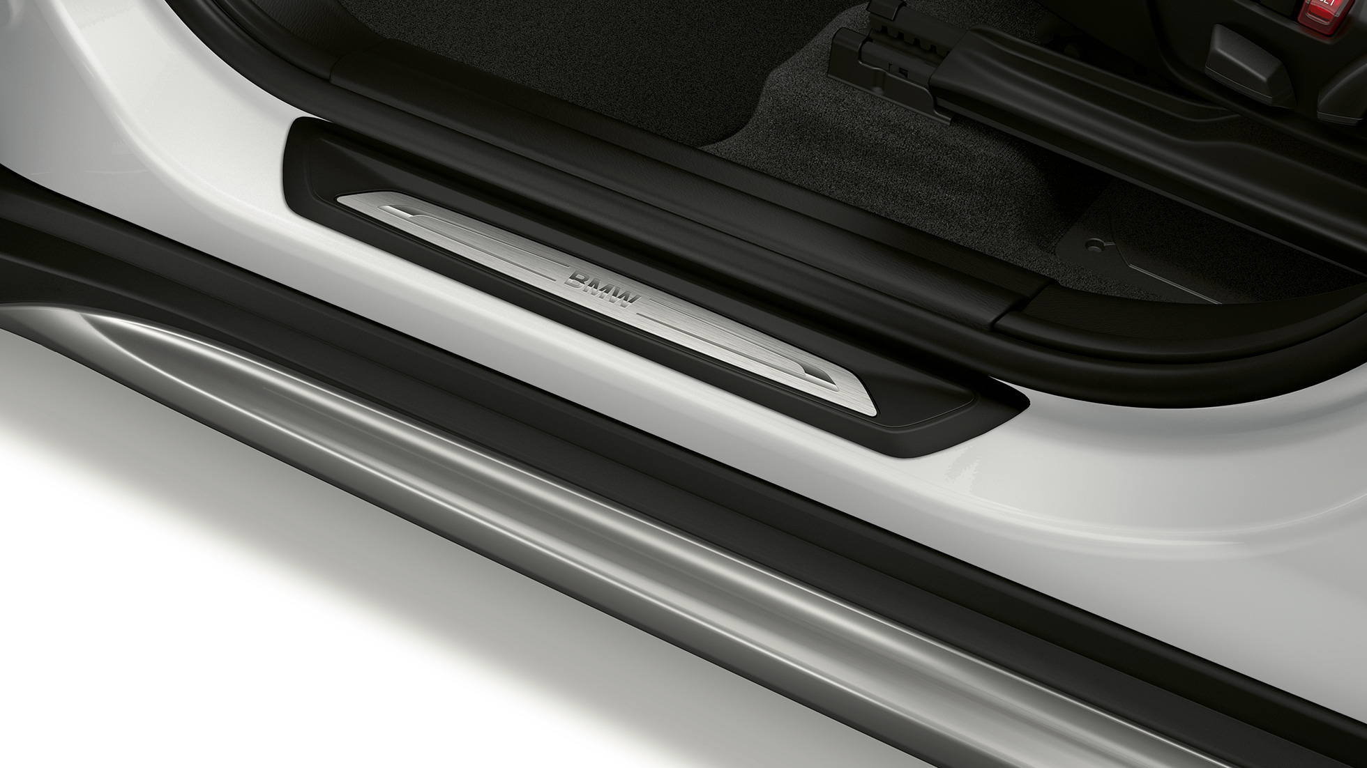 Praguri portiere BMW X1, Model xLine Imagine din lateral cu BMW X1, Model xLine cu prim-plan pe pragurile portierelor