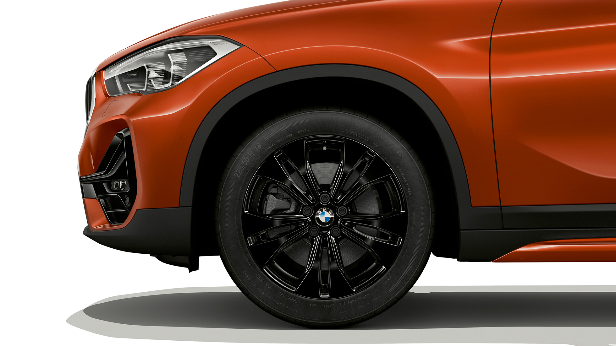 Jantele din aliaj uşor BMW X1, Model Sport Line Imagine din lateral cu BMW X1, Model Sport Line cu prim-plan pe jantele din aliaj uşor
