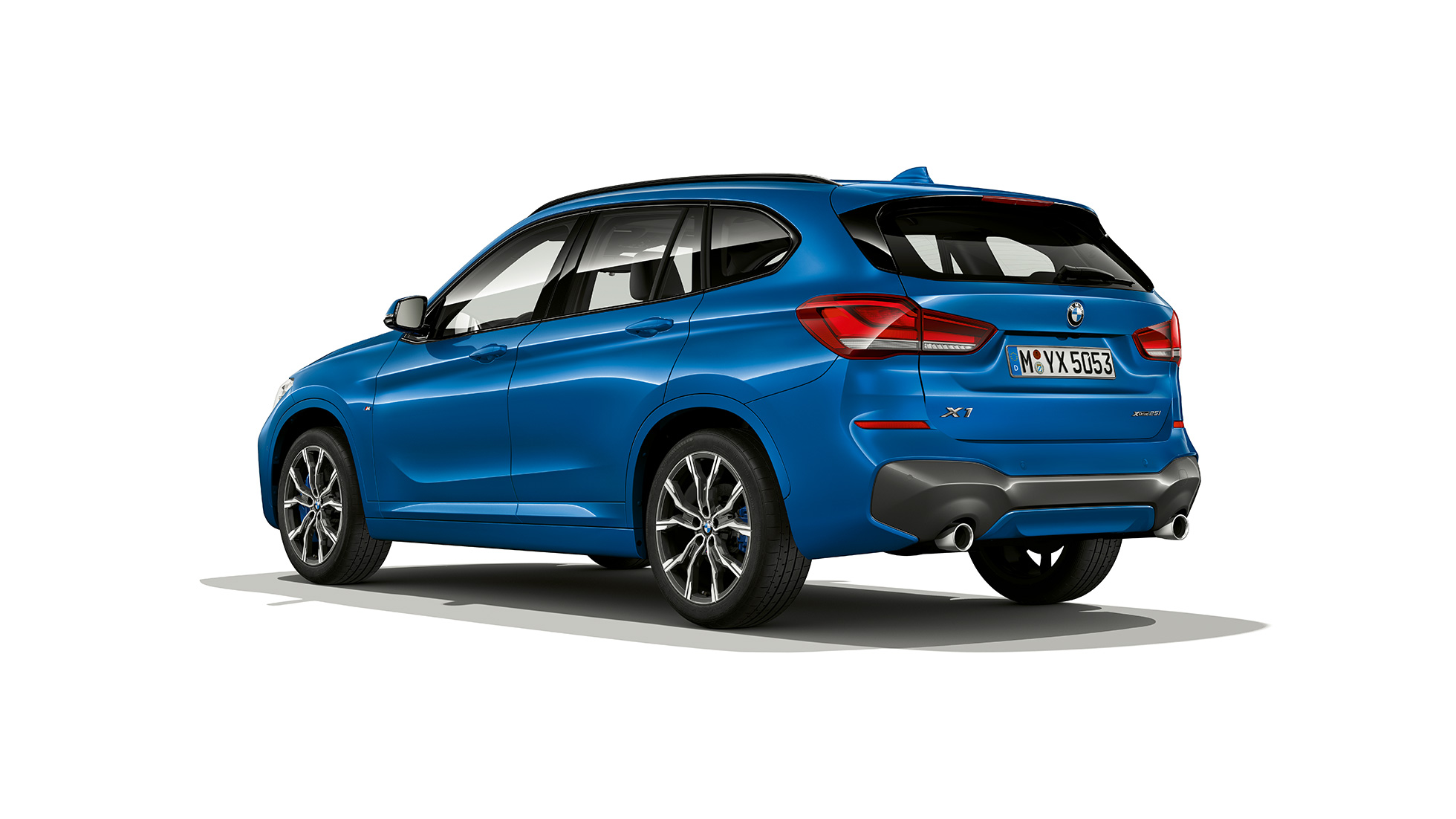 Imagine cu trei sferturi din partea spate a BMW X1, Model M Sport Imagine din studio cu trei sferturi din partea spate a BMW X1, Model M Sport
