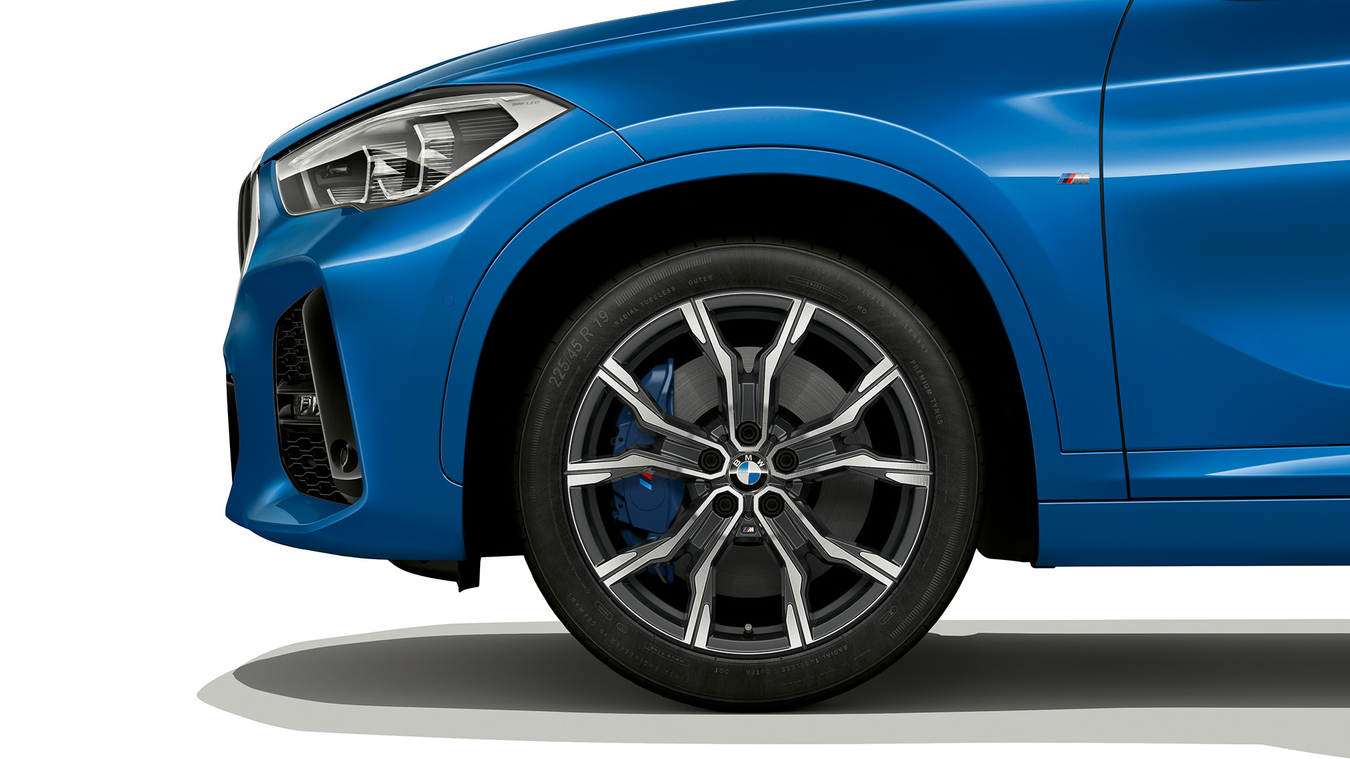 Jante din aliaj uşor BMW X1, Model M Sport Imagine din partea laterală a BMW X1, Model M Sport cu prim-plan pe jantele din aliaj uşor