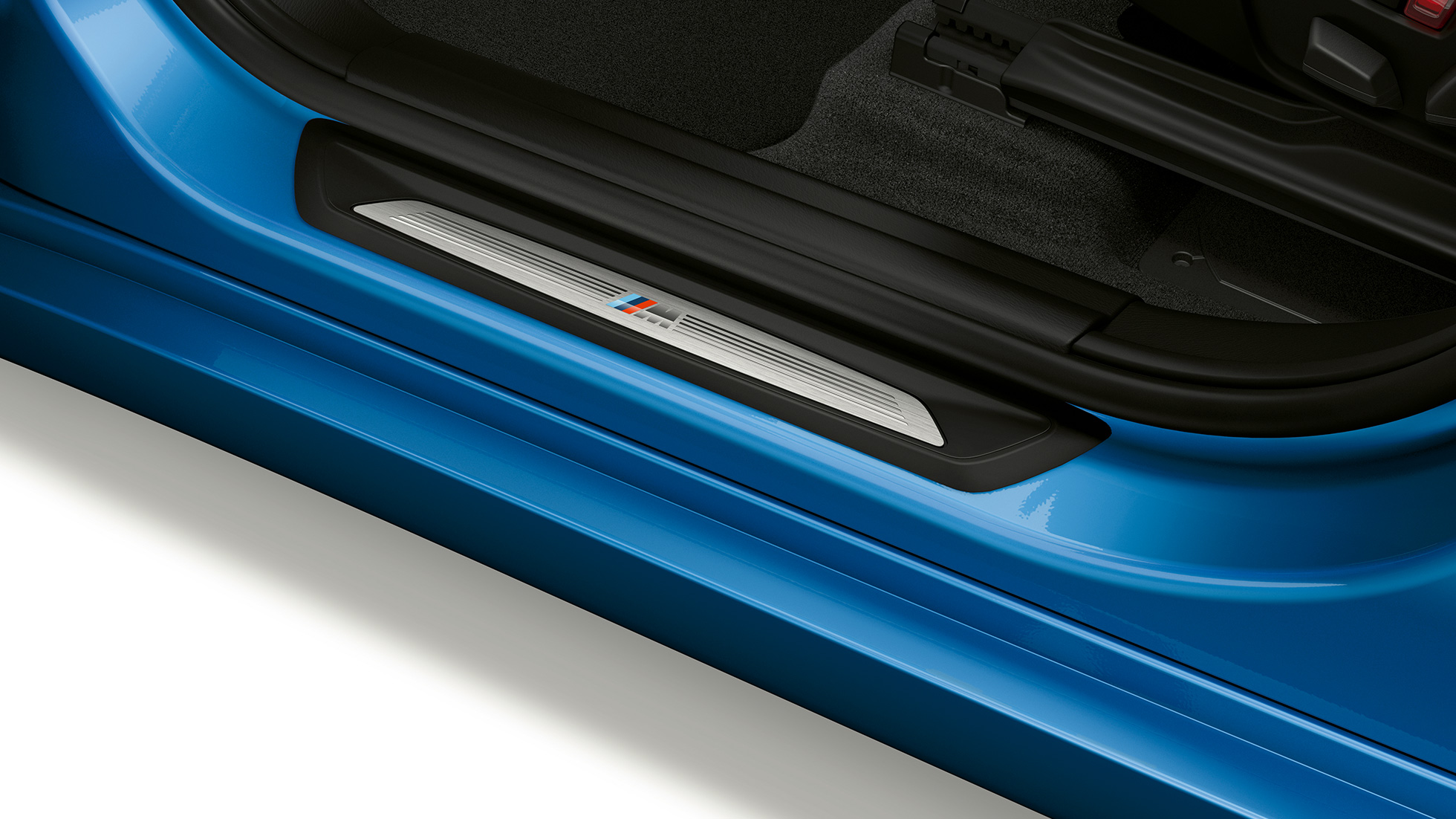 Praguri portiere BMW X1, Model M Sport Imagine din partea laterală a BMW X1, Model M Sport cu prim-plan pe pragurile portierelor