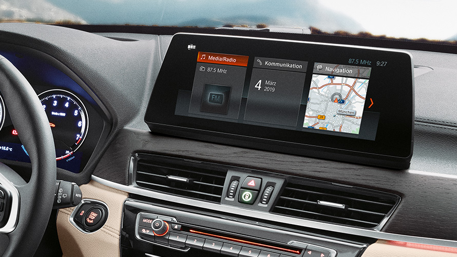 Control Display-ul de 10,25” al BMW X1. Interiorul BMW X1 cu perspectivă asupra Control Display-ului de 10,25” cu ecran tactil.