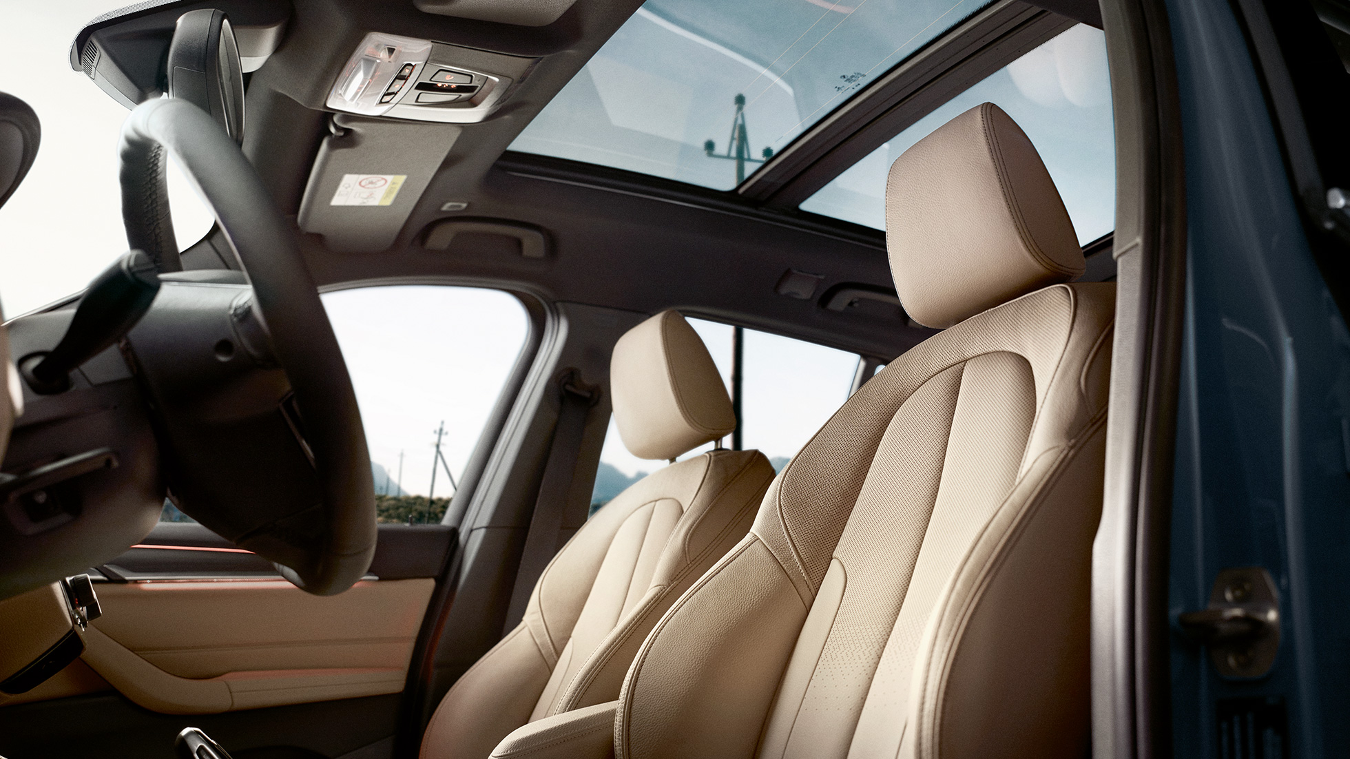 Interiorul BMW X1 cu scaune sport. Interiorul BMW X1 cu scaune sport ergonomice.