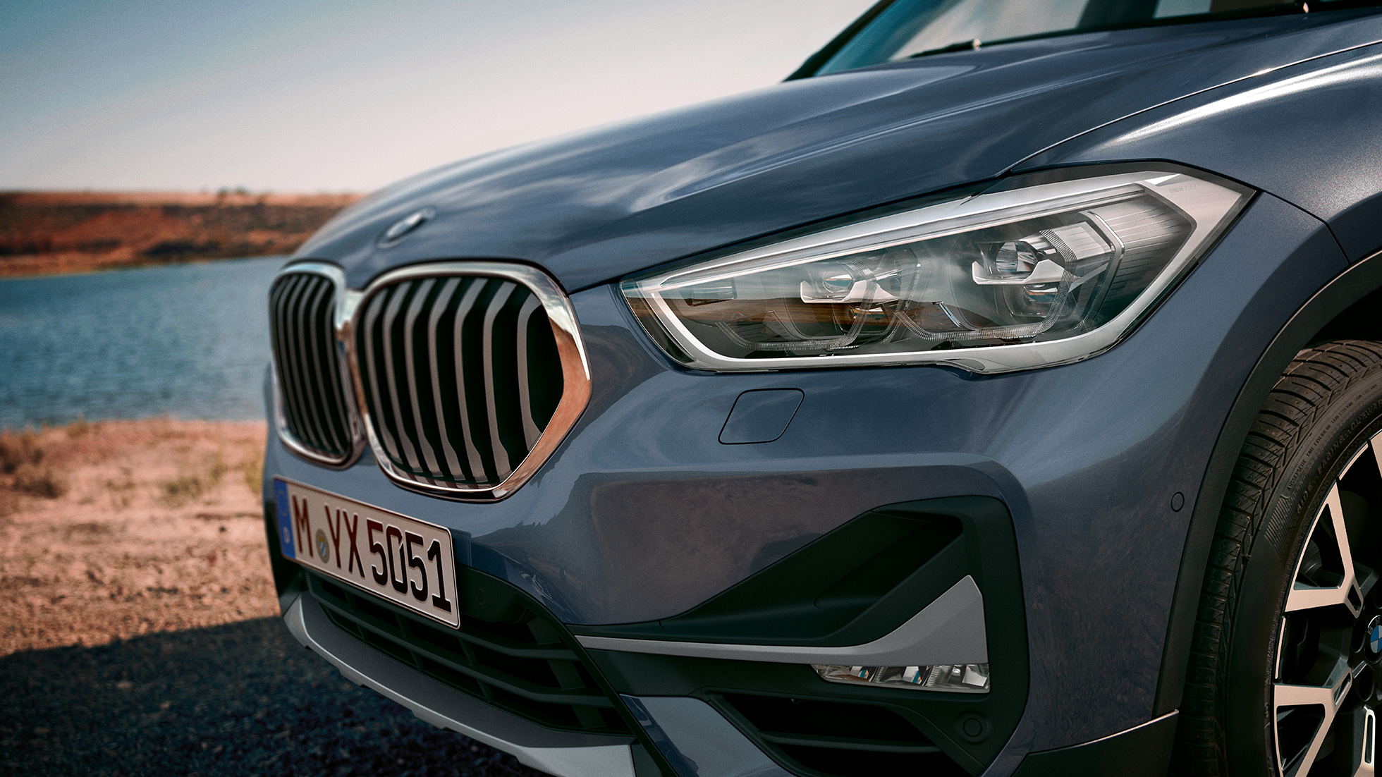 Farurile adaptive cu tehnologie LED ale BMW X1. Imagine în prim-plan cu farurile adaptive cu tehnologie LED ale BMW X1.