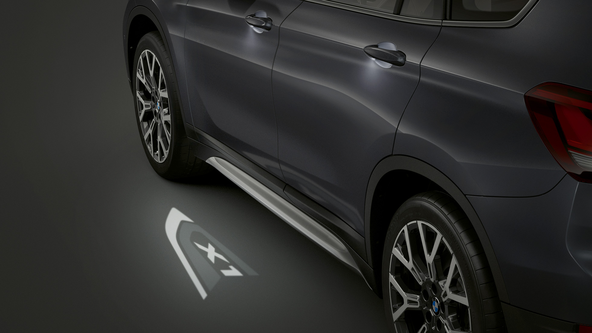 BMW X1 cu proiecţie „X1” cu tehnologie LED. Imagine din partea laterală cu BMW X1 cu proiecţie „X1” cu tehnologie LED.