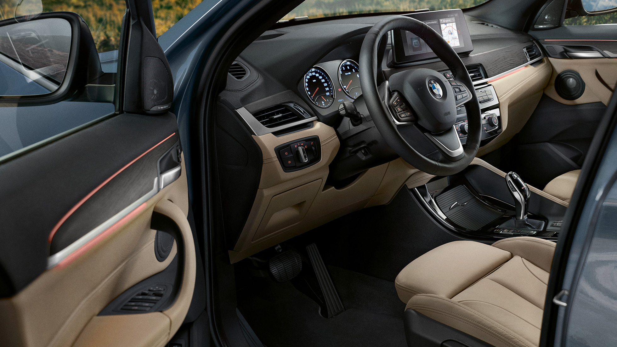 Interiorul BMW X1 Interiorul BMW X1 cu volan multifuncţional