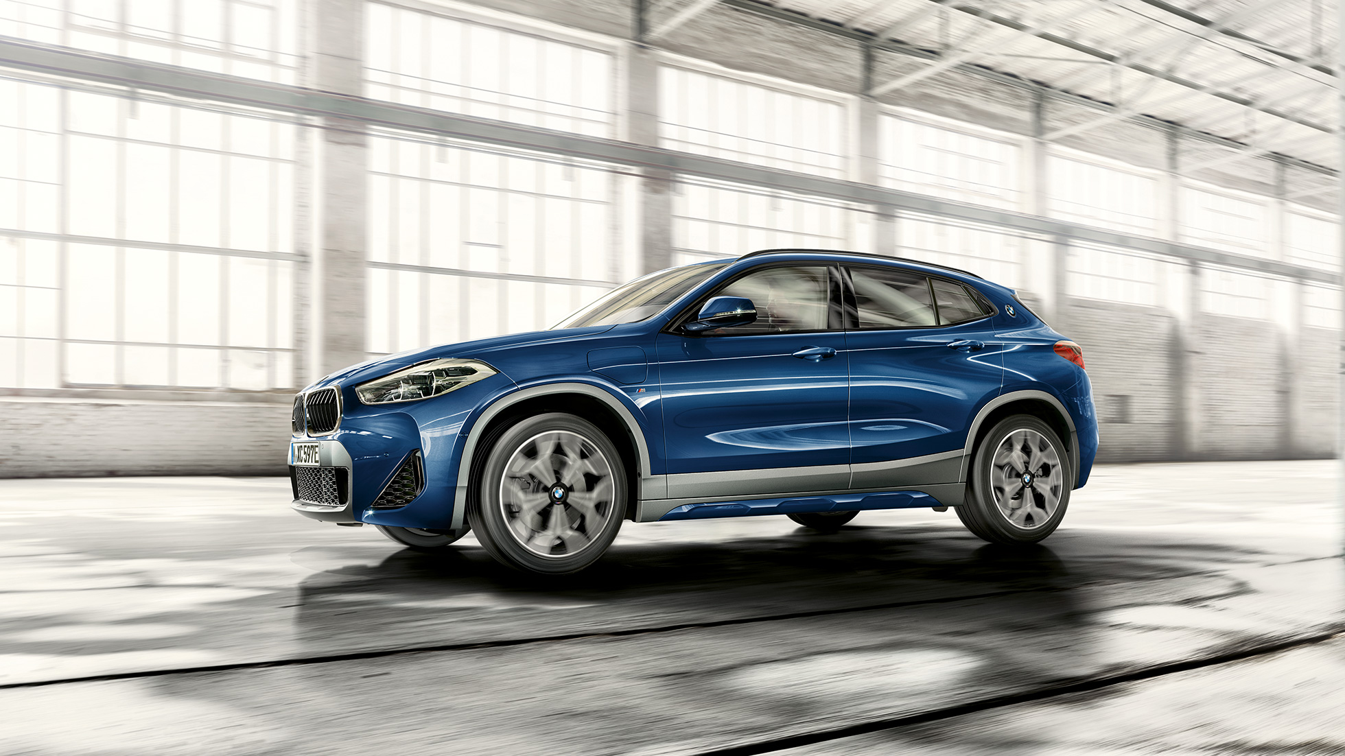 Imagine cu trei sferturi din partea laterală a BMW X2 xDrive25e plug-in hybrid F39 Imagine cu trei sferturi din partea laterală a BMW X2 xDrive25e plug-in hybrid 2020 F39