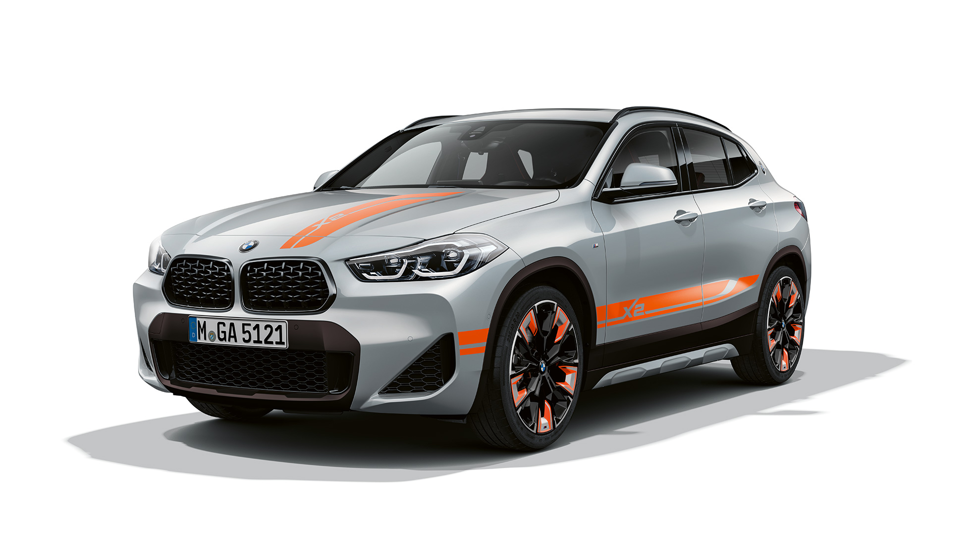 Imagine cu trei sferturi din partea frontală a BMW X2 Model Ediţia M Mesh Imagine cu trei sferturi din partea frontală a BMW X2 Model Ediţia M Mesh 2020 F39, Gri Brooklyn