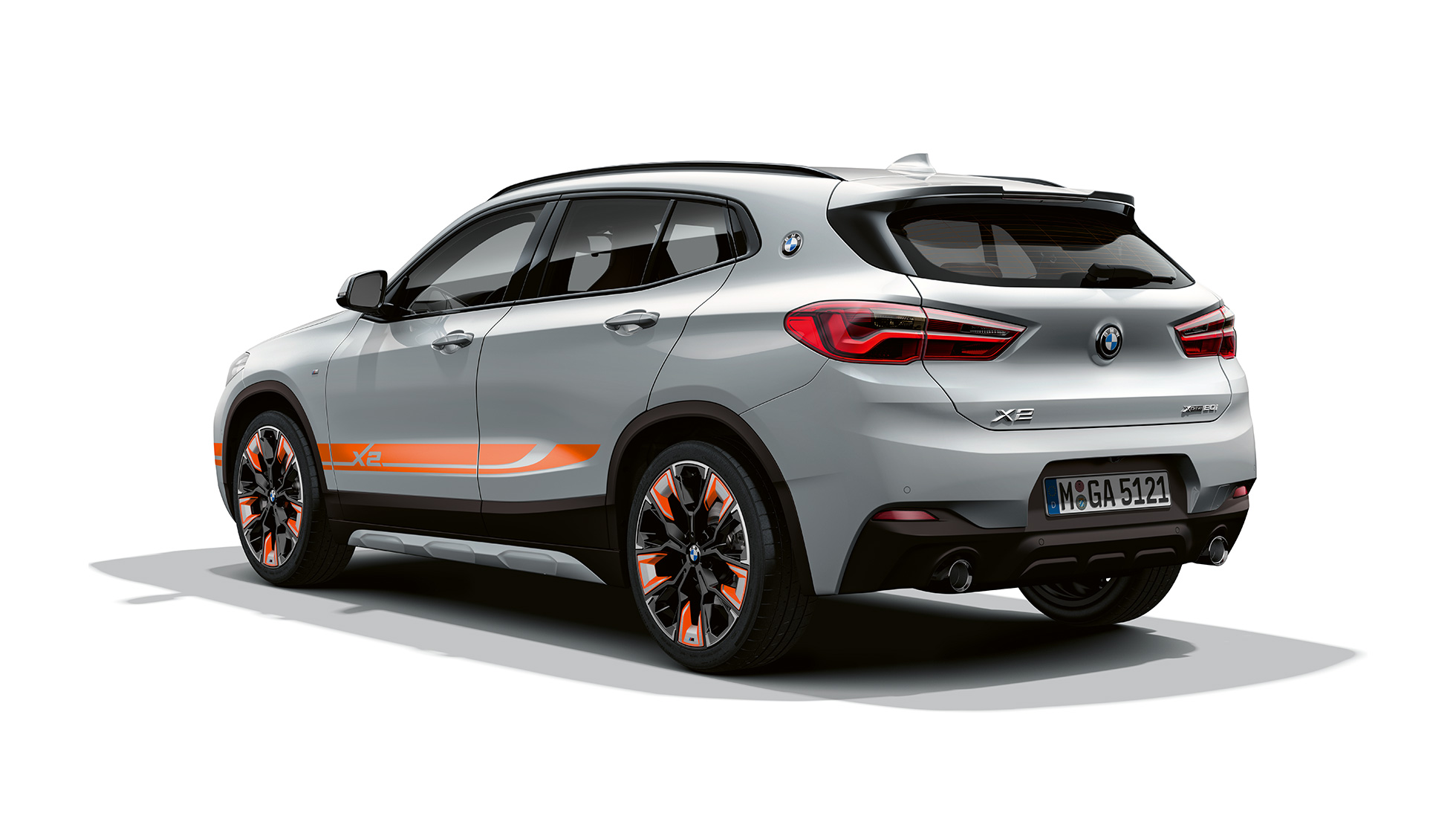 Imagine cu trei sferturi din partea din spate a BMW X2 Model Ediţia M Mesh Imagine cu trei sferturi din partea din spate a BMW X2 Model Ediţia M Mesh 2020 F39, Gri Brooklyn
