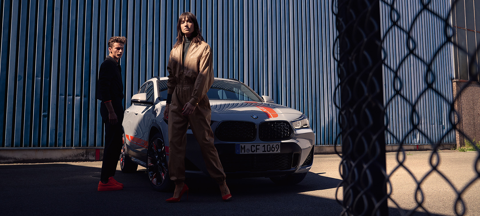 Imagine cu trei sferturi din partea frontală a BMW X2 F39 Imagine cu trei sferturi din partea frontală a BMW X2 2020 F20, Gri Brooklyn