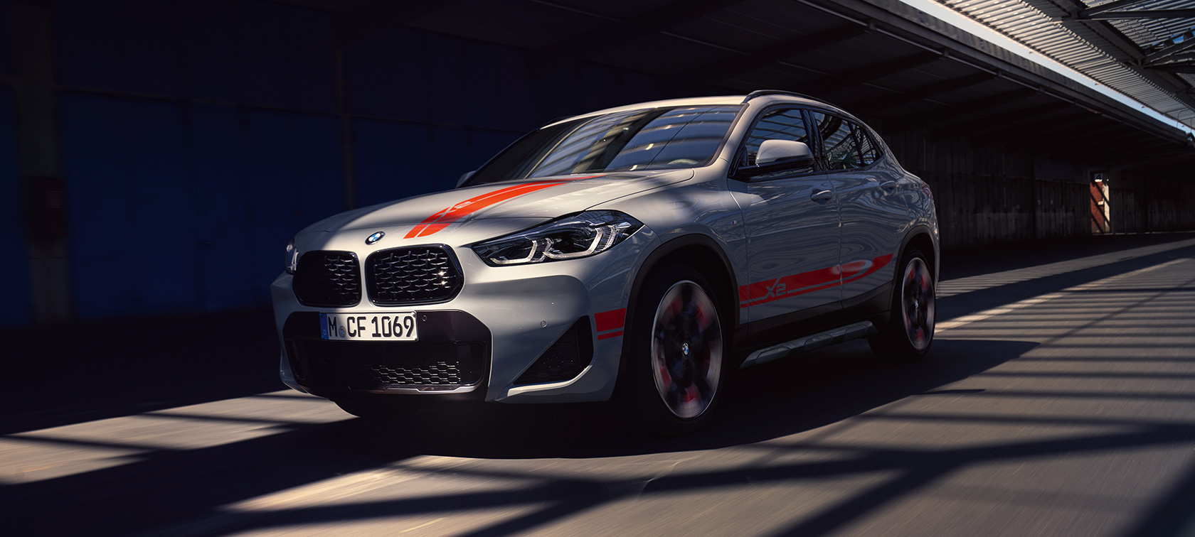 Imagine cu trei sferturi din partea frontală a BMW X2 F39 Imagine cu trei sferturi din partea frontală a BMW X2 2020 F39, Gri Brooklyn în mişcare