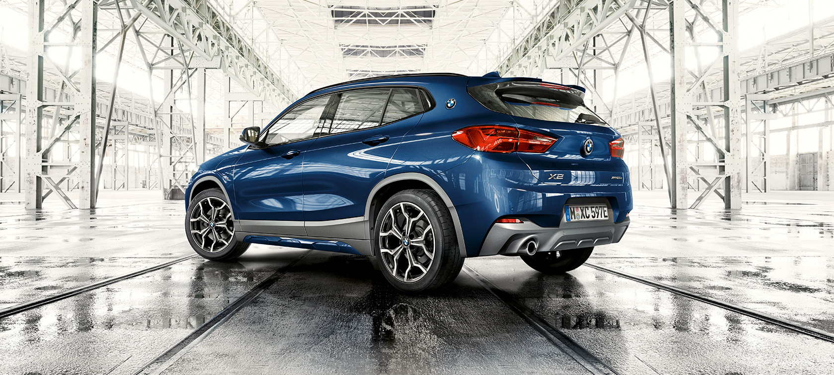 Imagine cu trei sferturi din partea din spate a BMW X2 xDrive25e Imagine cu trei sferturi din partea din spate a BMW X2 xDrive25e plug-in hybrid F39 2020