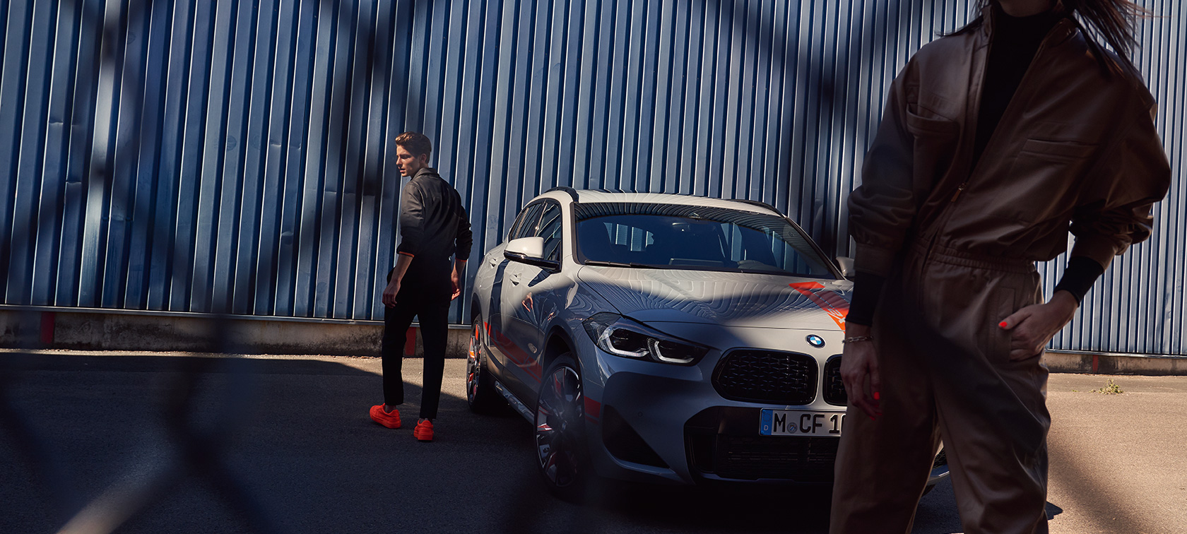Imagine cu trei sferturi din partea frontală a BMW X2 F39 Imagine cu trei sferturi din partea frontală a BMW X2 2020 F39, Gri Brooklyn