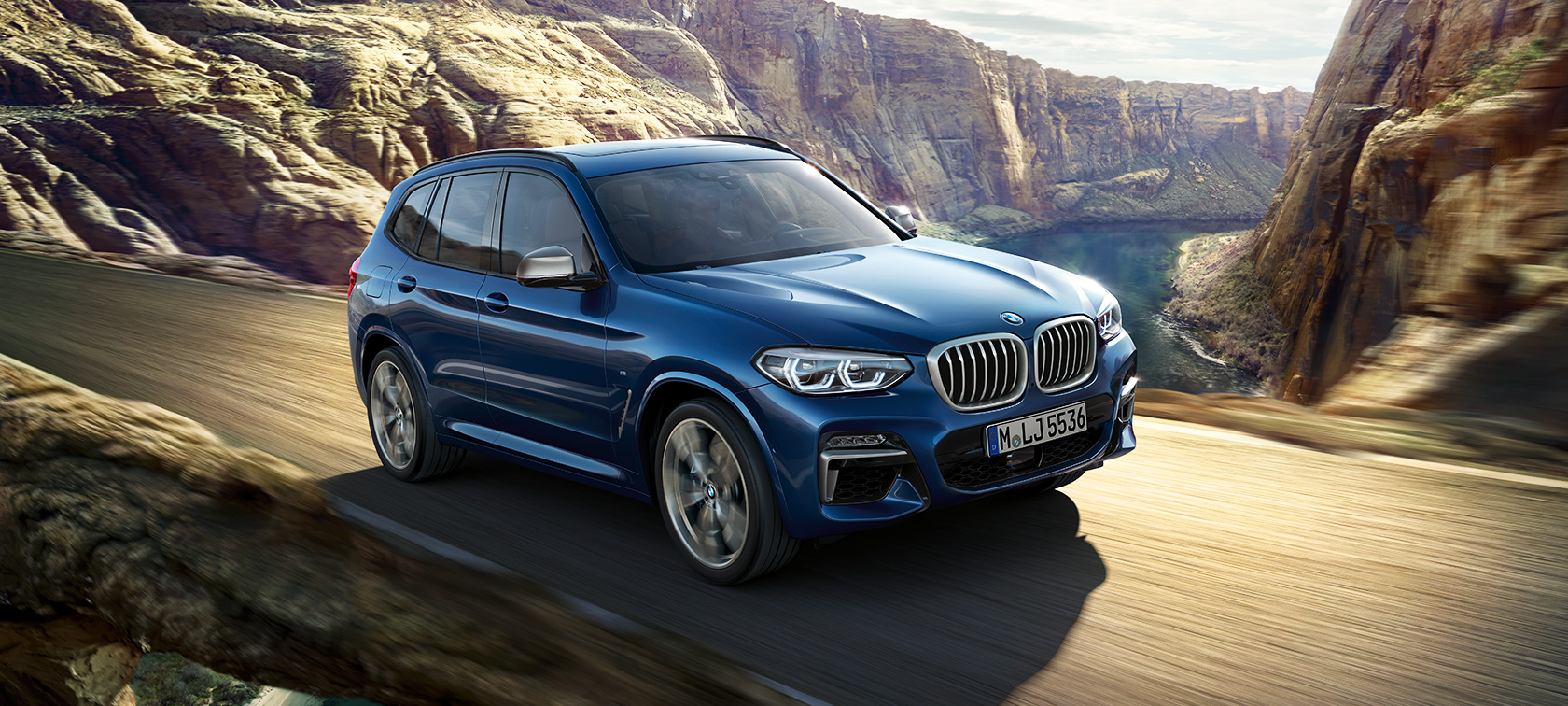 Imagine cu BMW X3 M40i rulând în faţa unui canion Imagine cu BMW X3 M40i rulând în faţa unui canion