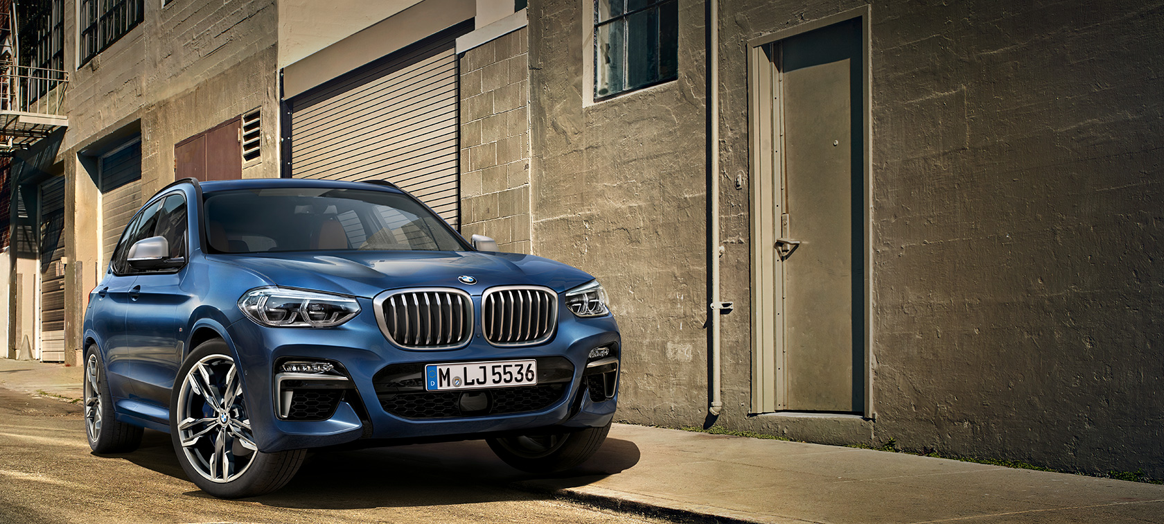 BMW X3 M40i în faţa unei case BMW X3 M40i în faţa unei case