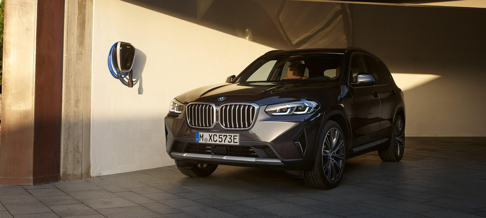 BMW X3 xDrive30e G01 2021 plug-in hybrid în Gri Sophisto Imagine cu trei sferturi din partea frontală a BMW X3 xDrive30e G01 2021 plug-in hybrid în Gri Sophisto, staţionând