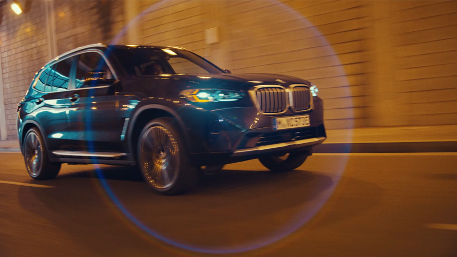 Dinamica de condus a BMW X3 G01 2021 în Gri Sophisto Imagine cu trei sferturi din partea frontală cu dinamica de condus a BMW X3 G01 2021 în Gri Sophisto