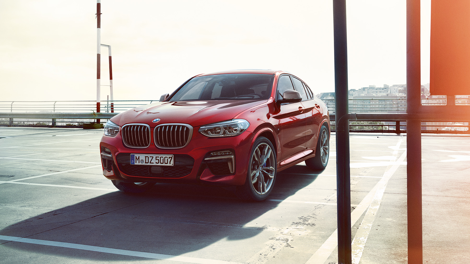 Exteriorul BMW X4 Imagine cu trei sferturi din partea frontală a BMW X4 M40i, G02, 2018, în Roşu Flamenco Brilliant Effect
