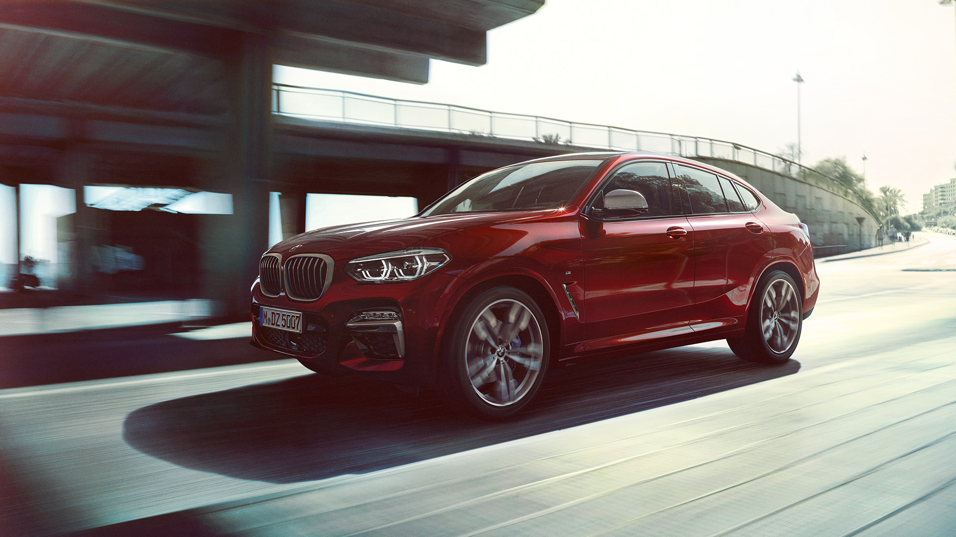 Partea frontală dinamică a BMW X4 Imagine cu trei sferturi din partea frontală a BMW X4 M40i, G02, 2018, în Roşu Flamenco Brilliant Effect