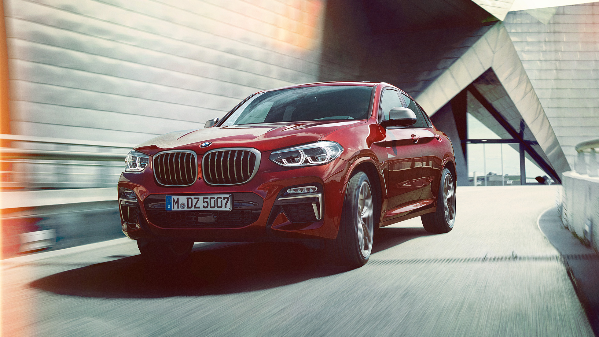 Imagine cu trei sferturi din partea frontală a BMW X4 Imagine cu trei sferturi din partea frontală a BMW X4 M40i, G02, 2018, în Roşu Flamenco Brilliant Effect