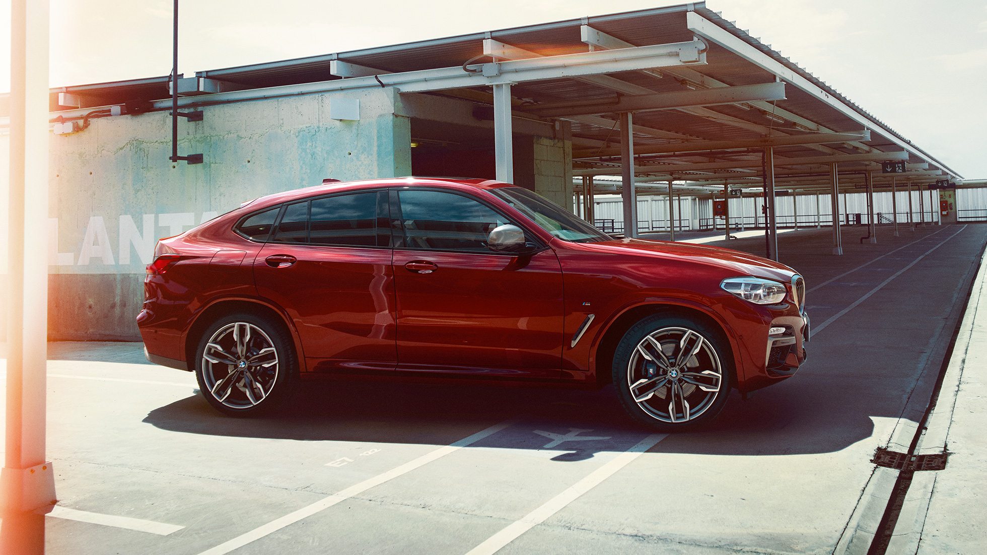 Silueta sportivă a BMW X4 Imagine cu partea laterală a BMW X4 M40i, G02, 2018 în Roşu Flamenco Brilliant Effect, cu siluetă sportivă