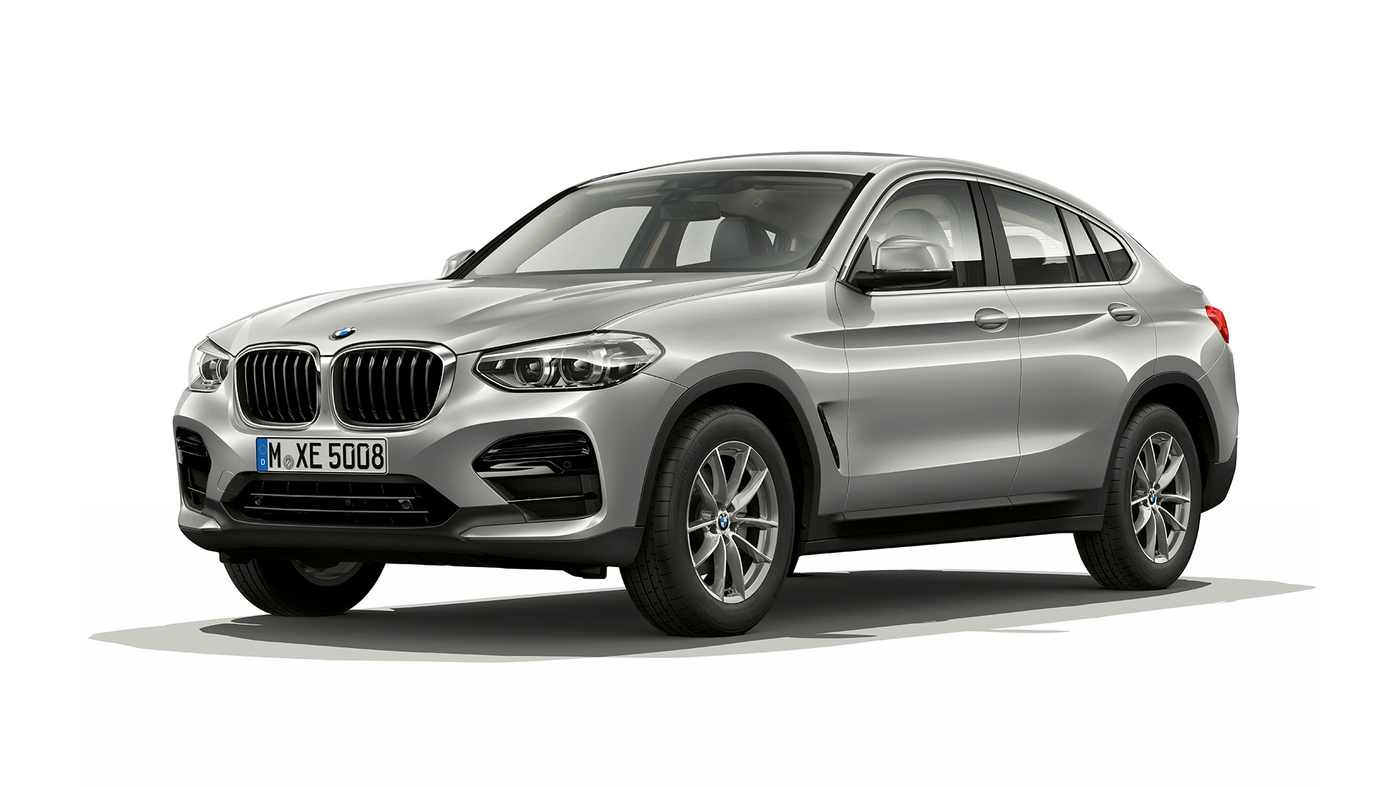 Imagine cu trei sferturi din partea frontală a BMW X4, model Advantage Imagine cu trei sferturi din partea frontală a BMW X4 xDrive20d, model Advantange, G02, 2018, în Argintiu Glacier