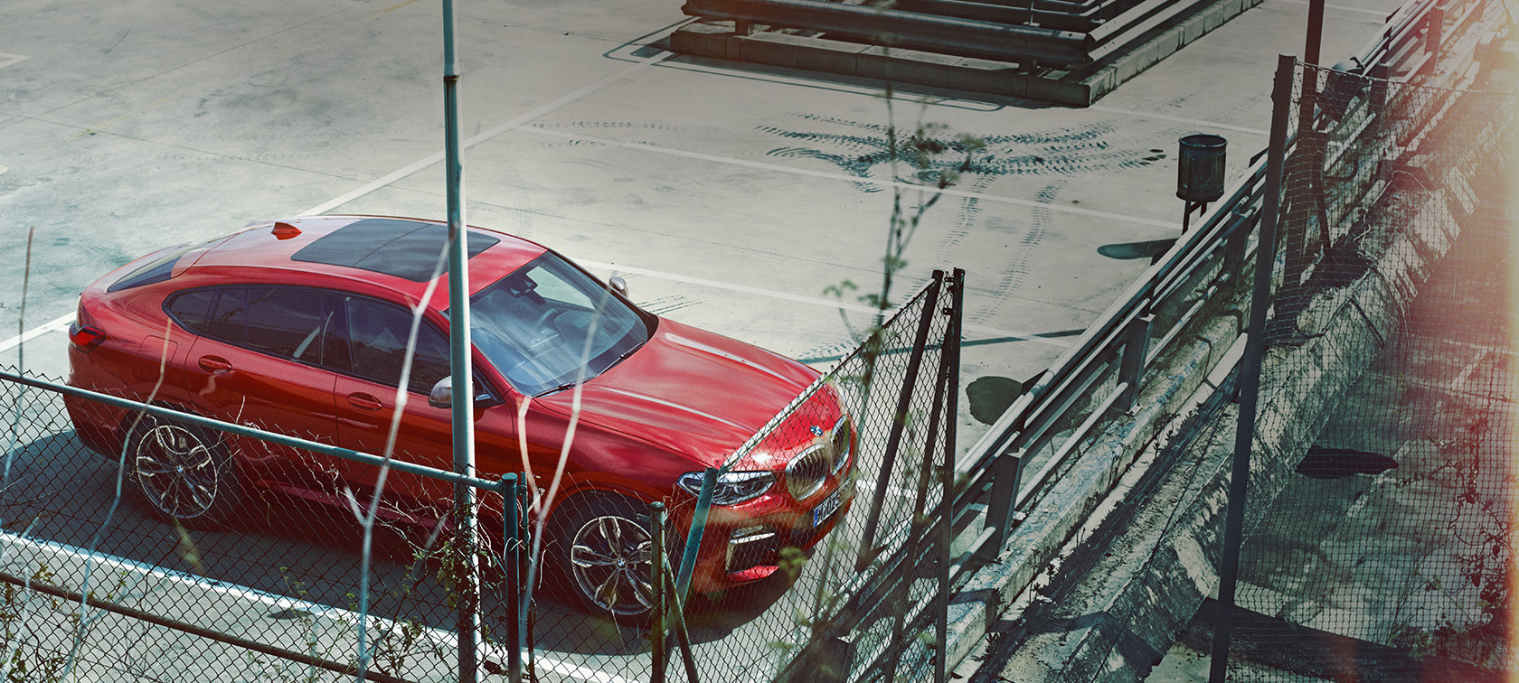 BMW X4 parcând Imagine de sus cu BMW X4, G02, 2018, în Roşu Flamenco Brilliant Effect, parcând
