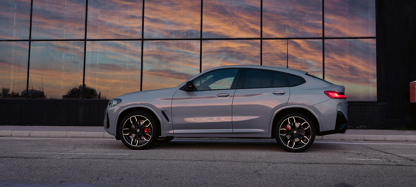 Imagine din partea laterală a unui BMW X4 G02 2021, Gri Brooklyn