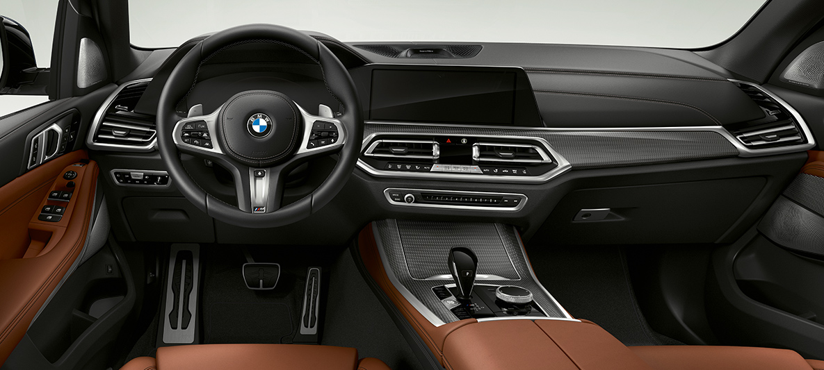 Interiorul BMW X5 M50d Interiorul BMW X5 M50d cu habitaclu, panou de instrumente şi consolă centrală