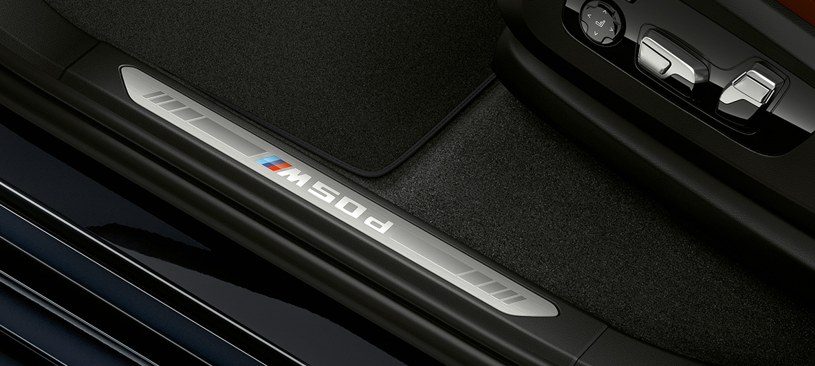 Pragurile portierelor BMW X5 M50d Pragurile portierelor cu inscripţie „BMW Individual” ale BMW X5 M50d