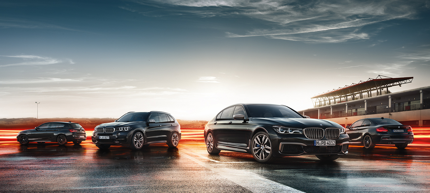 Trei automobile M Trei automobile BMW M care staţionează pe asfaltul umed