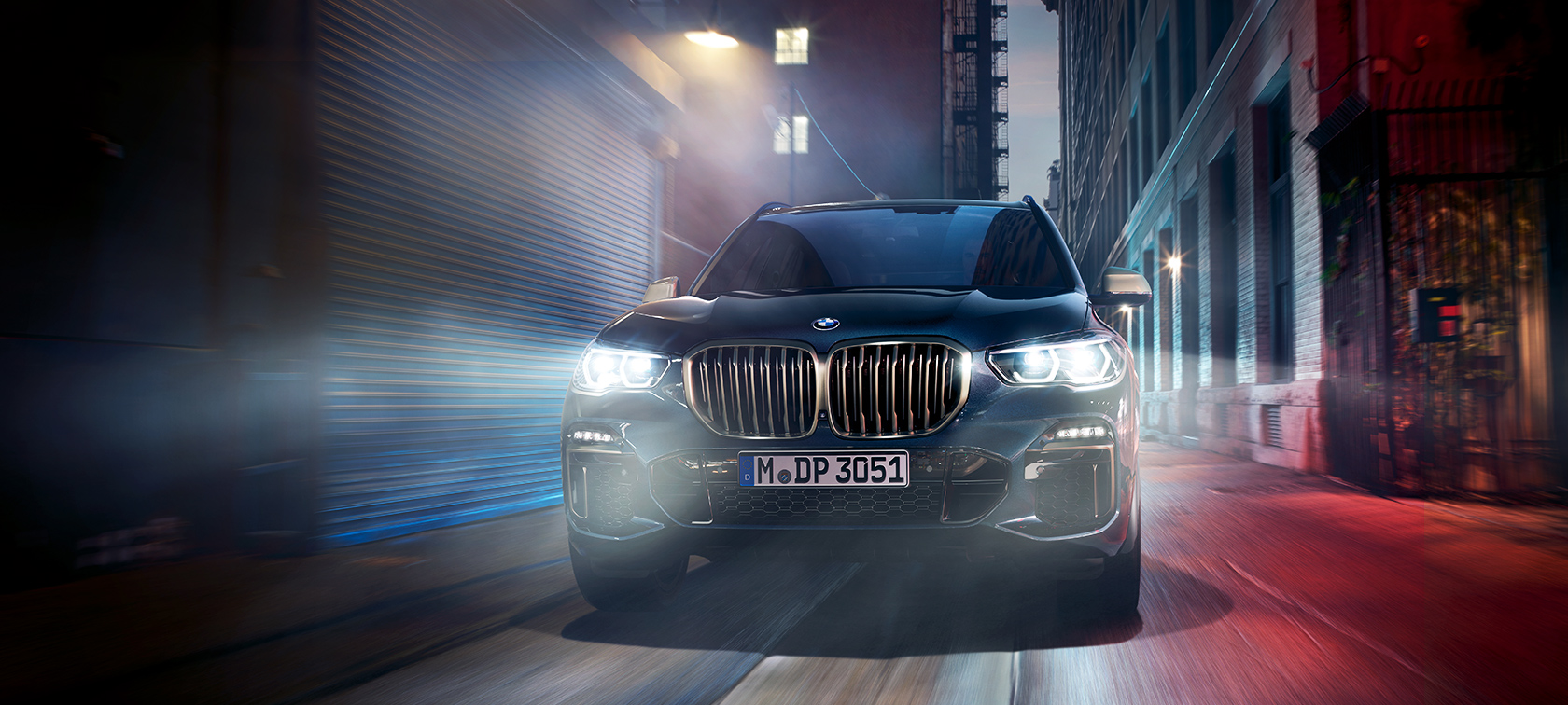 BMW X5 M50d în acţiune BMW X5 M50d pe o stradă din oraş noaptea