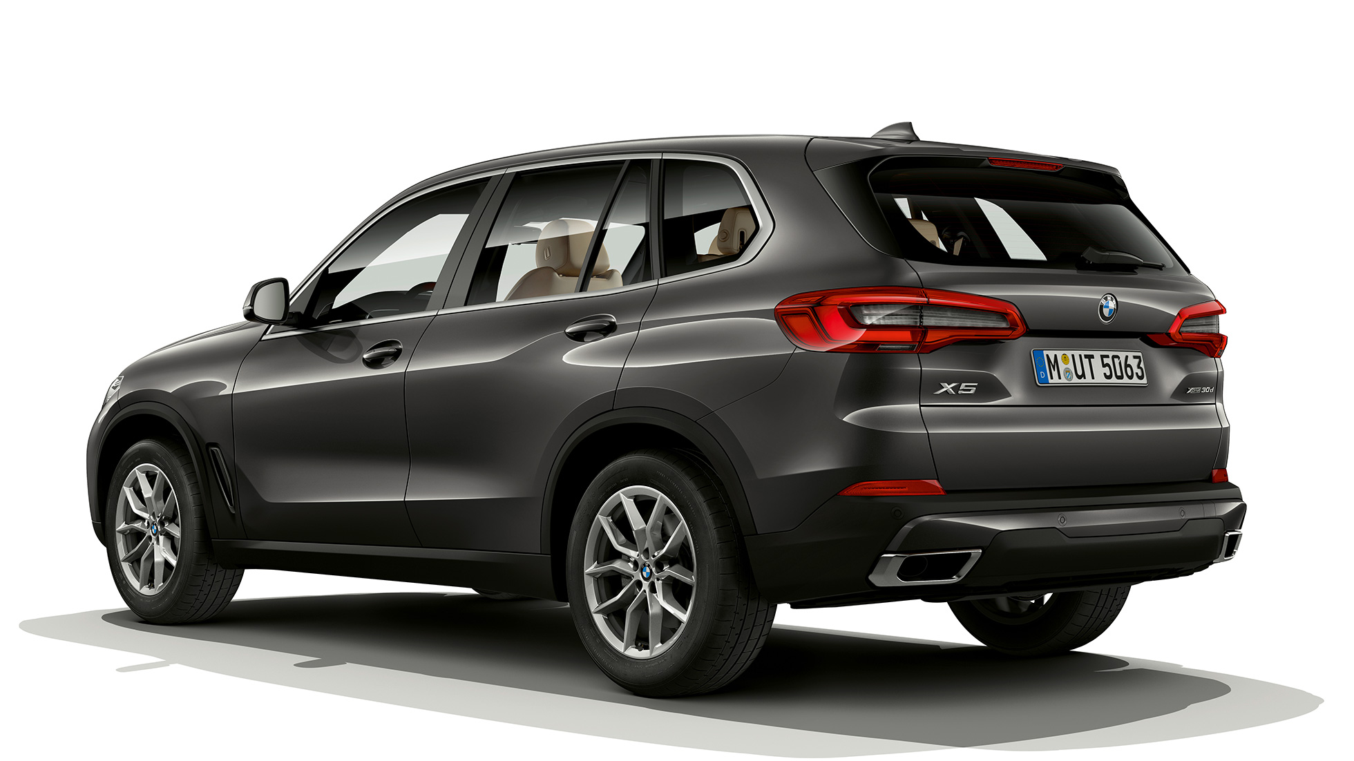 Imagine cu trei sferturi din partea spate a modelului de bază BMW X5 xDrive30d Imagine cu trei sferturi din partea spate a modelului de bază BMW X5 xDrive30d, G05, 2018, în Gri Sophisto Brilliant Effect metalizat