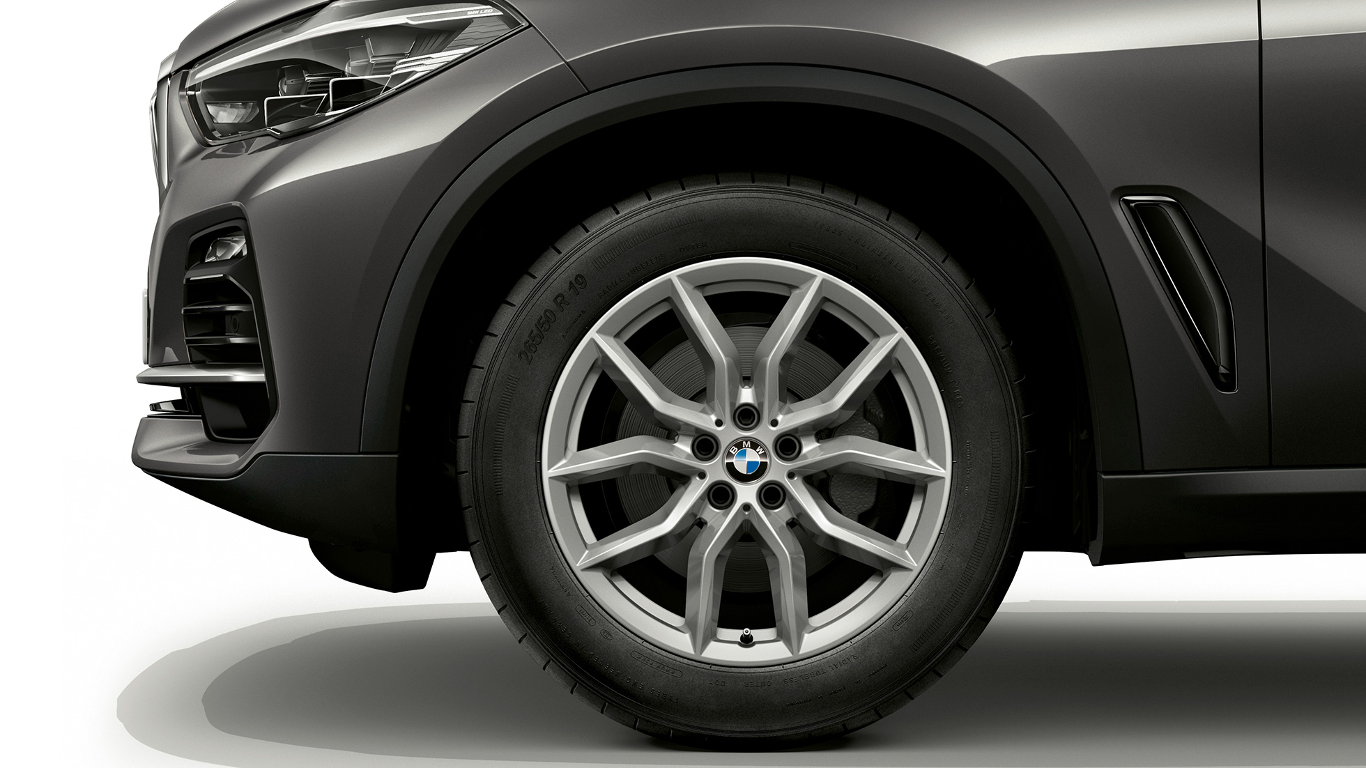 Imagine în prim-plan cu jantele din partea laterală a modelului de bază BMW X5 xDrive30d Imagine cu partea laterală a modelului de bază BMW X5 xDrive30d, G05, 2018, în Gri Sophisto Brilliant Effect metalizat