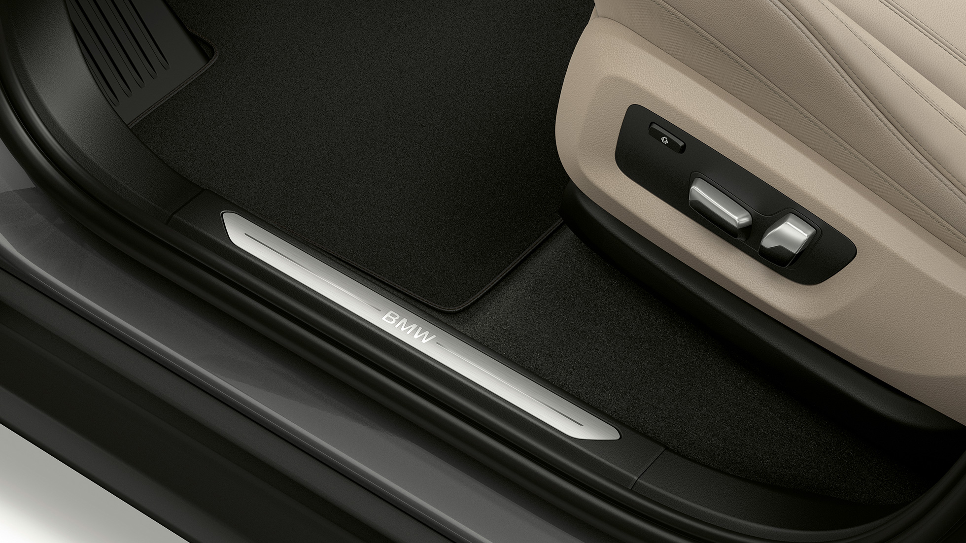 Imagine cu pragurile portierelor modelului de bază BMW X5 xDrive30d Imagine cu pragurile portierelor modelului de bază BMW X5 xDrive30d, G05, 2018, în Gri Sophisto Brilliant Effect metalizat
