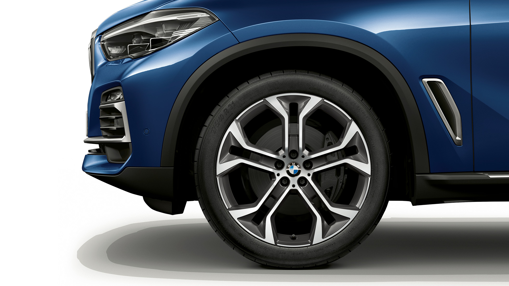 Imagine cu jantele din partea laterală a BMW X5 xDrive40i, Model xLine Imagine cu jantele din partea laterală a BMW X5 xDrive40i, G05, 2018, Model xLine, în Albastru Phytonic metalizat