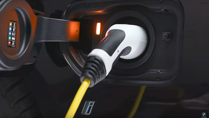 BMW plug-in hybrid cu cablul de încărcare conectat Imagine în prim plan cu modelul BMW X5 G05 BMW plug-in hybrid cu cablul de încărcare conectat